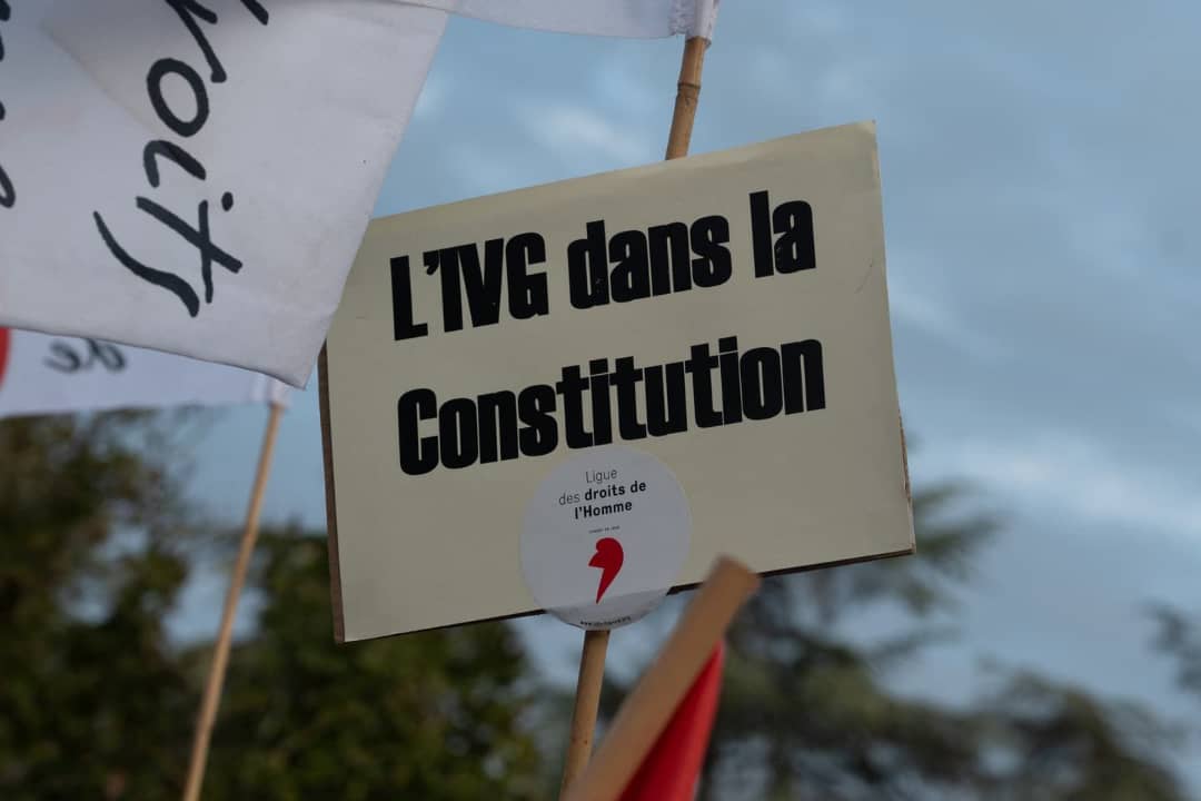 Comme prévu, la France est devenue ce lundi 3 mars 2023, le premier pays au monde à inscrire explicitement dans sa Constitution, l'Ivg.